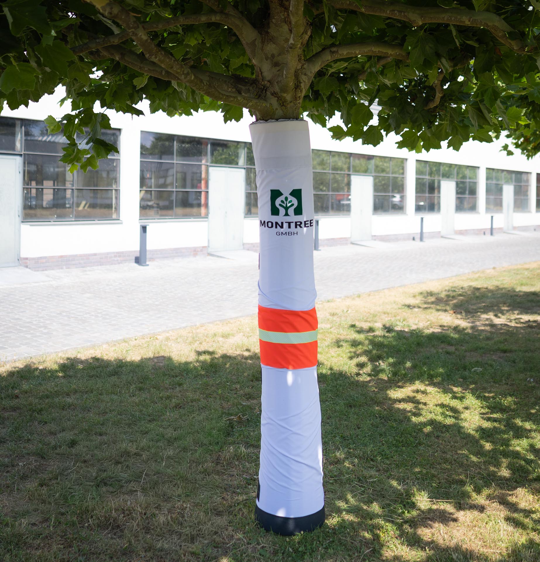 MONTREE Baumschutzsystem am Baumstamm montiert, Aufprallschutz auf einer Baustelle